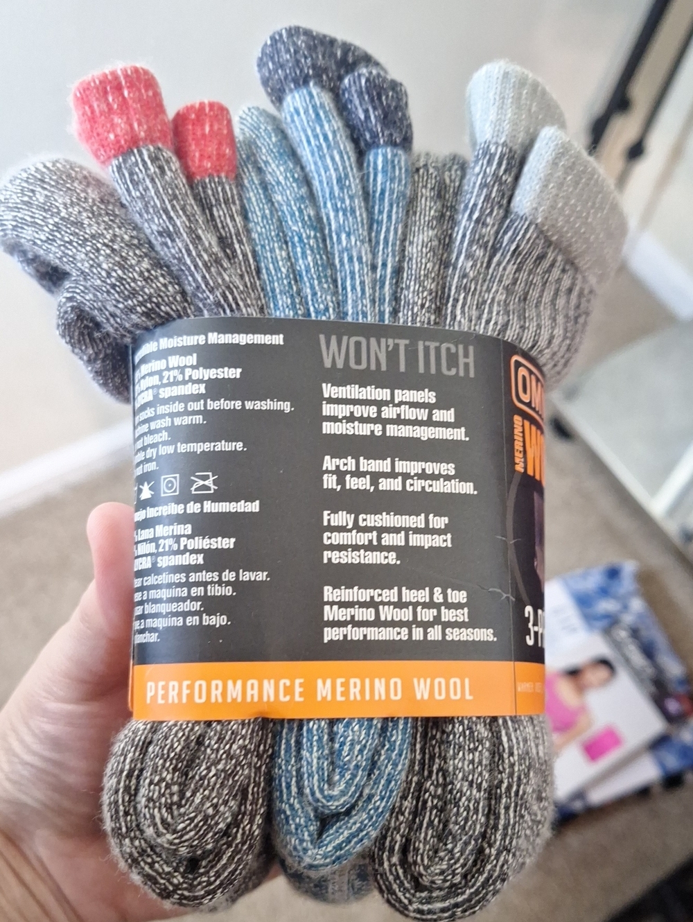 Nwt Omni wall 3 pack socks red and blue